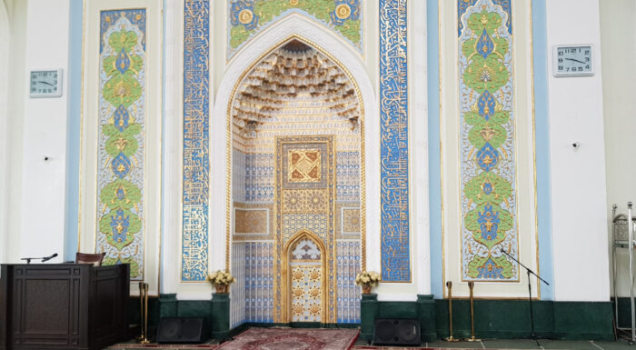 Внутри мечети михраб