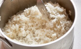 Рассыпчатый рис в кастрюлеКруглый рассыпчатый рисОтваренный рис