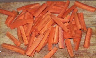 Морковь порезанная брусочками