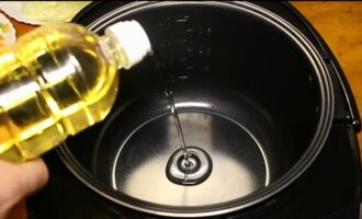 масло в чашу мультиварки